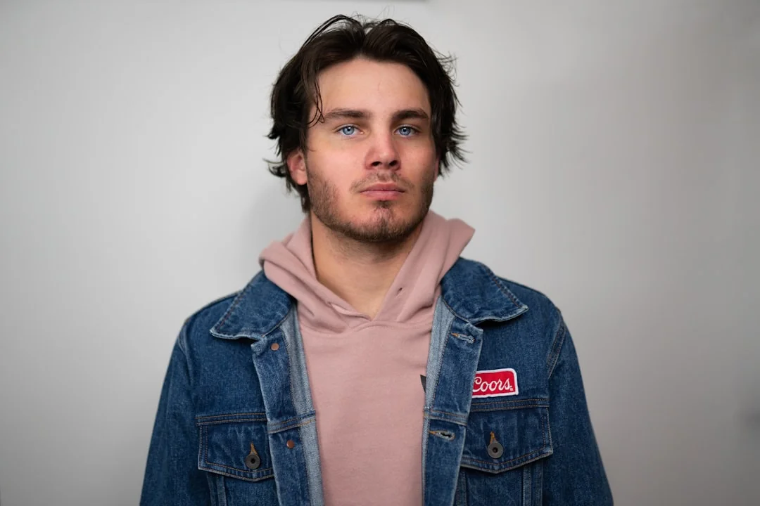 Un photographe travaillant dans un environnement créatif avec un ordinateur portable et une tablette Wacom, concentré sur la retouche de photos en intérieur.